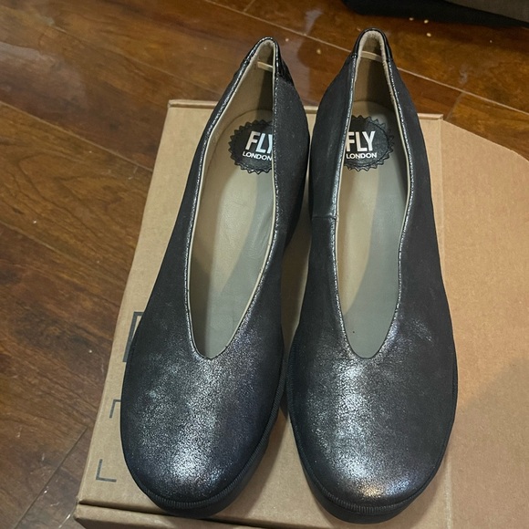 New Beso Wedge Shoe
Leather Shoe (ID: A158265)
Designed by Fly London size 40 - Picture 2 of 11